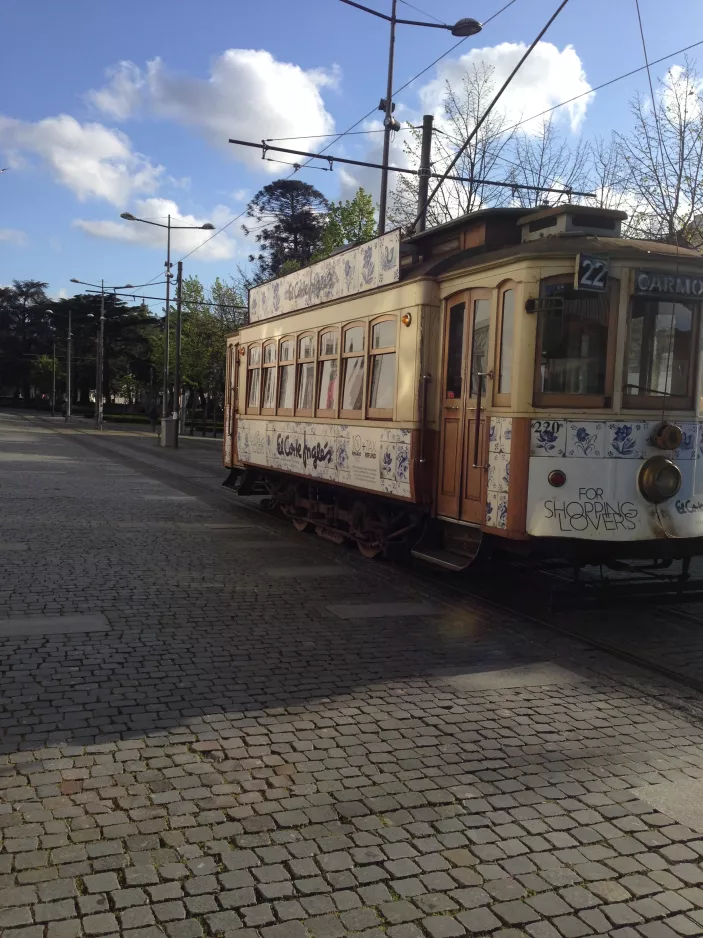 Porto Straßenbahnlinie 22 mit Triebwagen 220 am Carmo (2019)