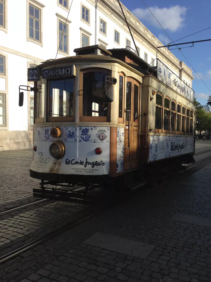 Porto Straßenbahnlinie 22 mit Triebwagen 220 am Carmo von hinten gesehen (2019)
