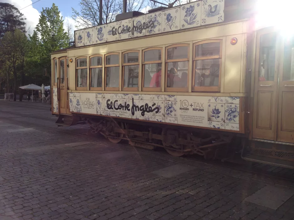 Porto Straßenbahnlinie 22 mit Triebwagen 220 vor Carmo (2019)