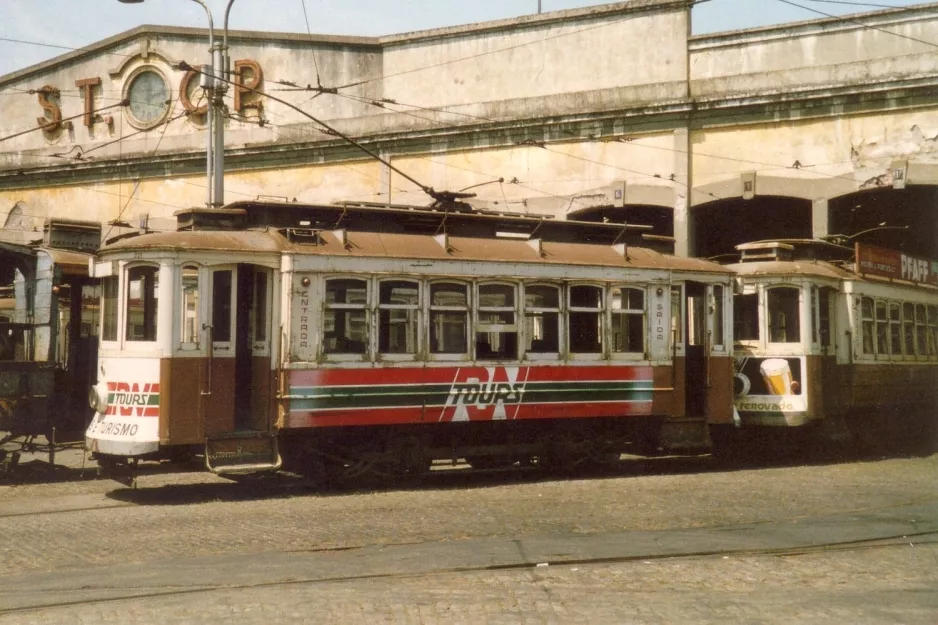 Porto Triebwagen 221 vor dem Depot Boavista (1988)