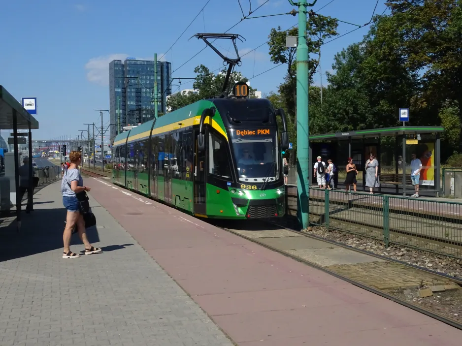 Posen Straßenbahnlinie 10 mit Niederflurgelenkwagen 936 am Wierzbięcice (2024)