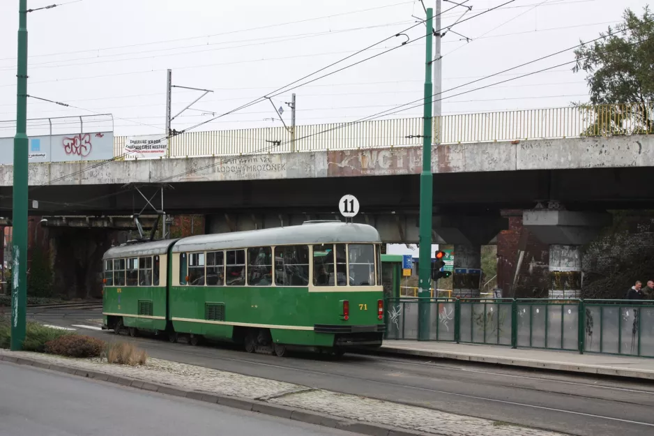 Posen Straßenbahnlinie 11 mit Gelenkwagen 71 am Poznanska (2009)