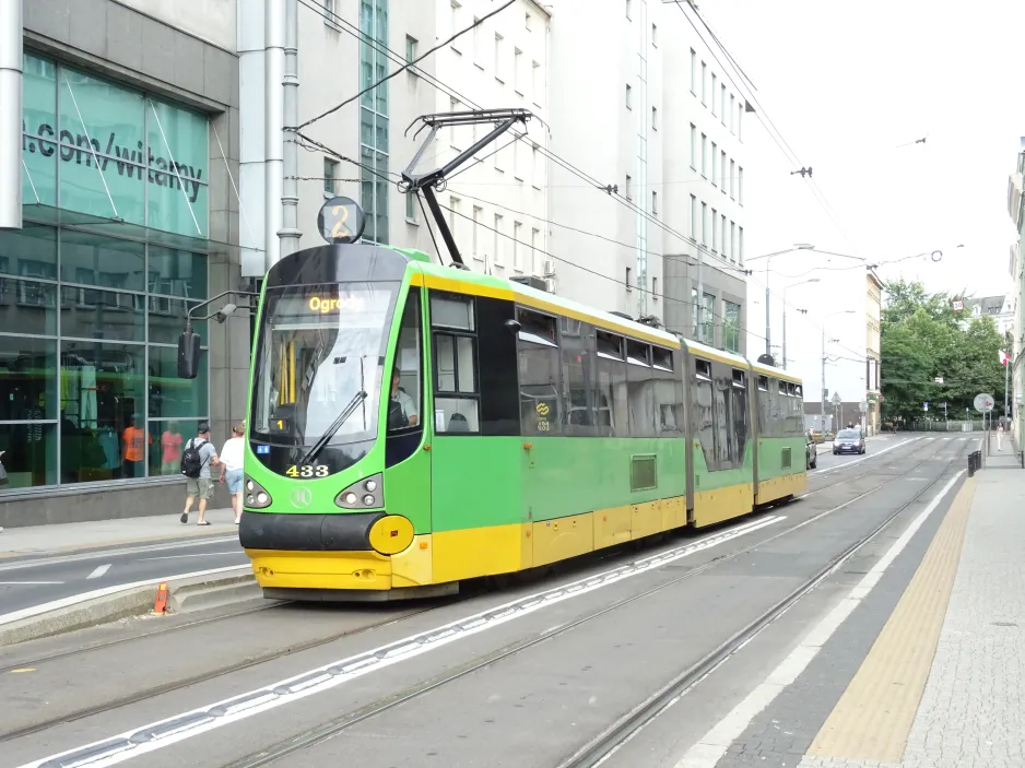 Posen Straßenbahnlinie 2 mit Gelenkwagen 433 am Pl. Wiosny Ludów (2024)