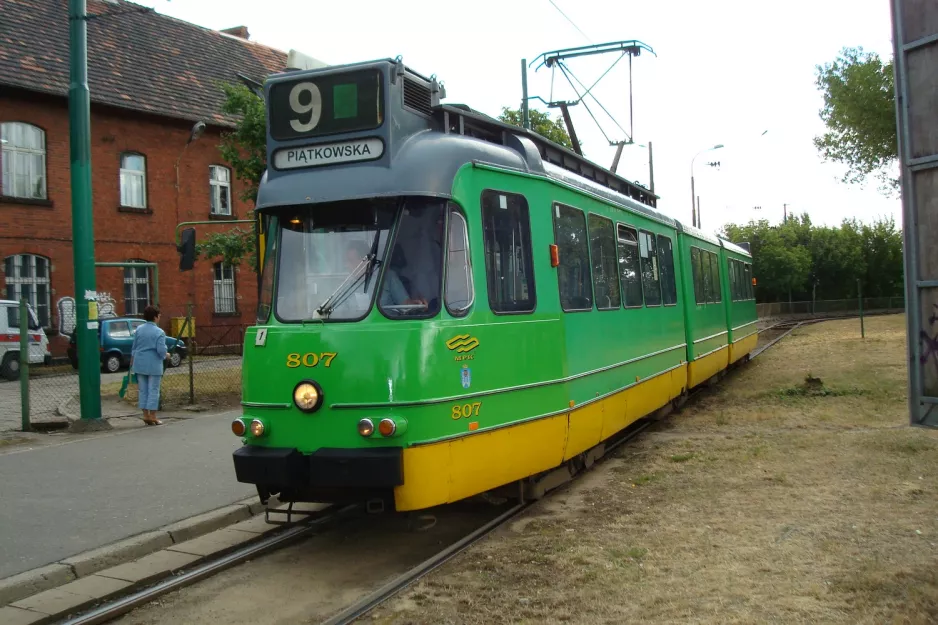 Posen Straßenbahnlinie 9 mit Gelenkwagen 807 am Dębiec (2008)