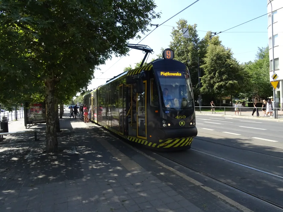 Posen Straßenbahnlinie 9 mit Niederflurgelenkwagen 450 am AVF (2024)