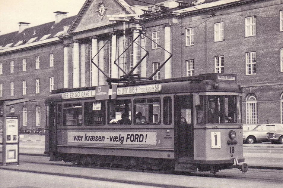 Postkarte: Aarhus Straßenbahnlinie 1 mit Triebwagen 18 am Banegårdspladsen (1970)