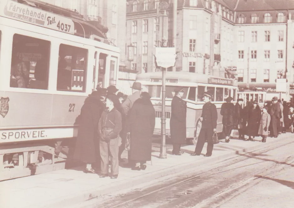 Postkarte: Aarhus Straßenbahnlinie 2 mit Triebwagen 27 am Banegårdspladsen (1939)