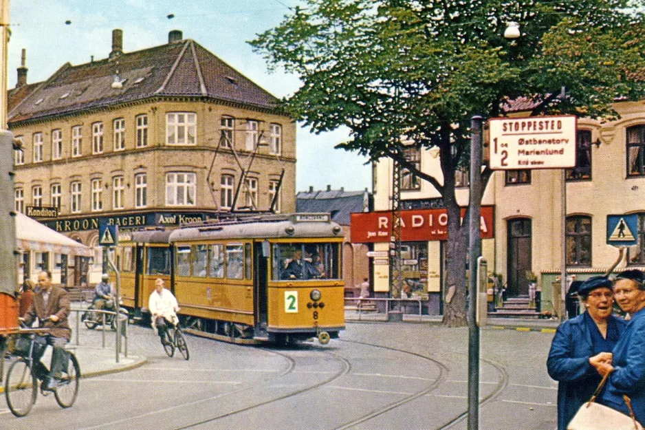 Postkarte: Aarhus Straßenbahnlinie 2 mit Triebwagen 8 in der Kreuzung Nørreport / Nørregade / Knudrisgade / Nørrebrogade (1955-1960)