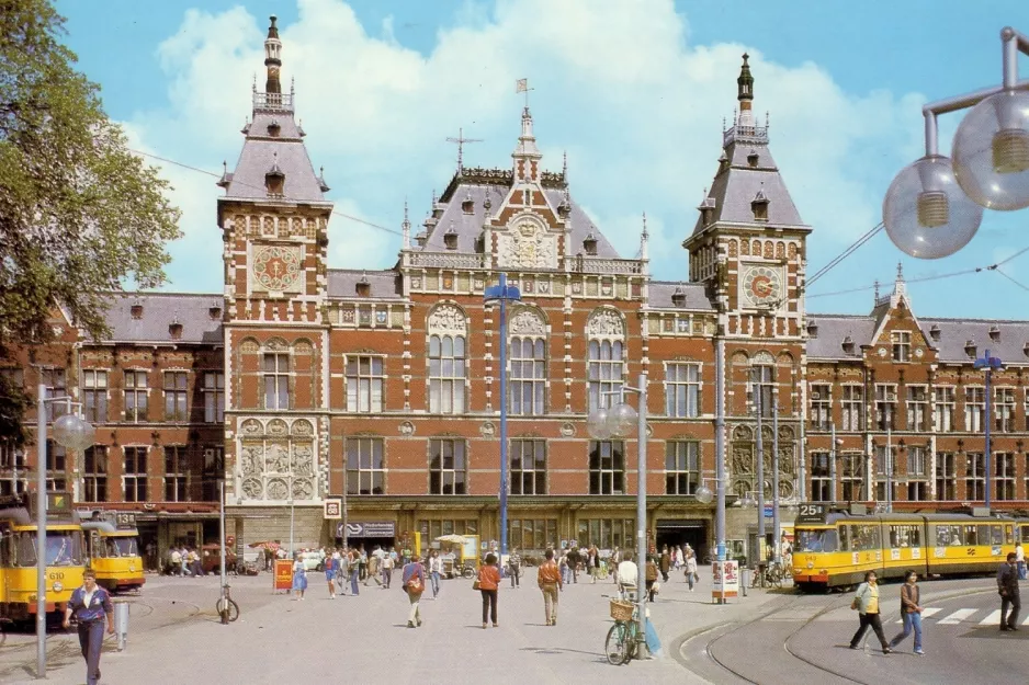 Postkarte: Amsterdam Straßenbahnlinie 1 mit Gelenkwagen 610 am Bahnhof Centraal (1980)