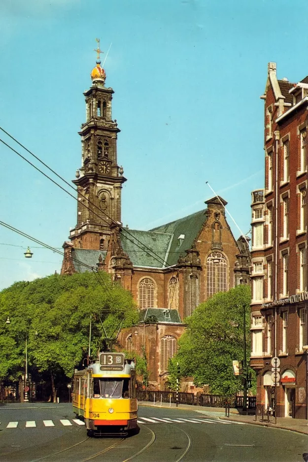 Postkarte: Amsterdam Straßenbahnlinie 13 mit Gelenkwagen 704 vor De Westerkerk (1976)