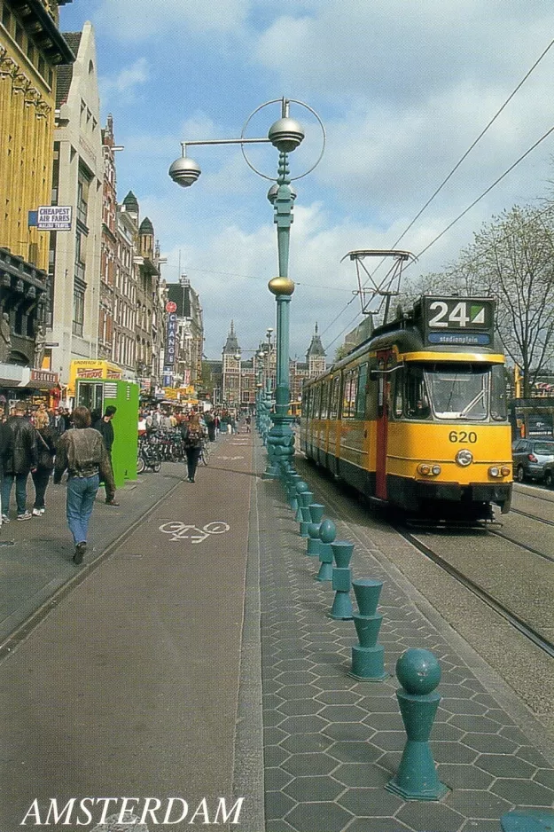 Postkarte: Amsterdam Straßenbahnlinie 24 mit Gelenkwagen 620 auf Damrak (1999)