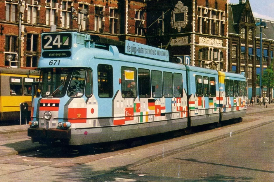 Postkarte: Amsterdam Straßenbahnlinie 24 mit Gelenkwagen 671 am Bahnhof Centraal (1985)