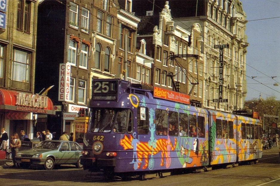 Postkarte: Amsterdam Straßenbahnlinie 25 mit Gelenkwagen 642 auf Damrak (1988)