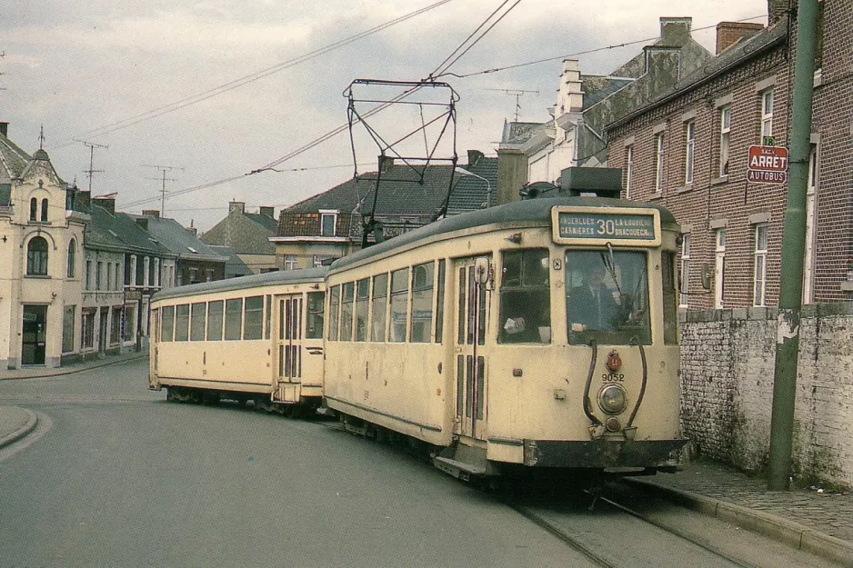 Postkarte: Anderlues Straßenbahnlinie 30 mit Triebwagen 9052 am Place Albert Prémier (1983)