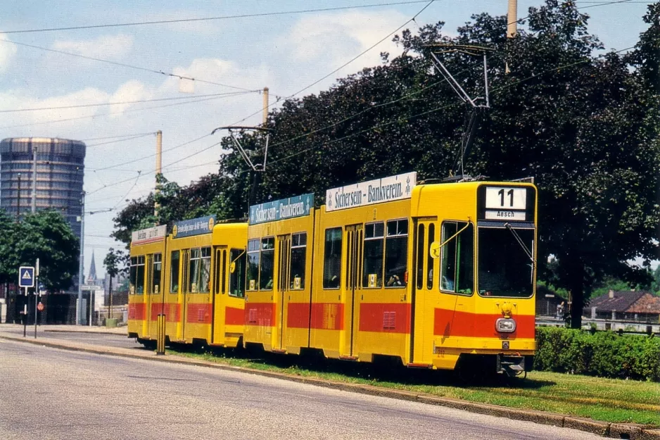 Postkarte: Basel Straßenbahnlinie 11 mit Gelenkwagen 212 auf Münchensteinerstrasse (1979)