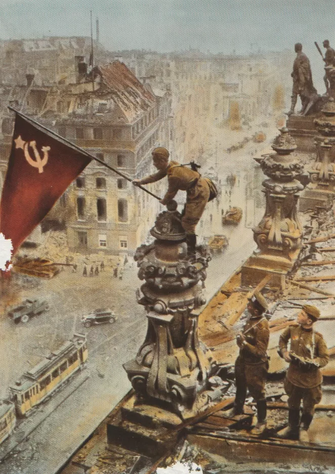 Postkarte: Berlin Sowjetische Soldaten auf dem Reichtagsgebäude (1945)