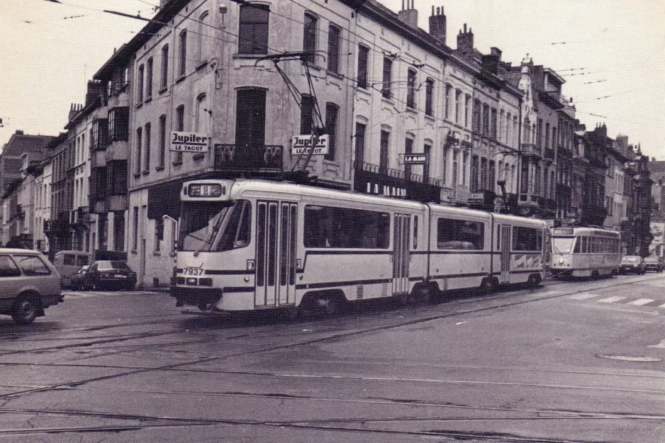 Postkarte: Brüssel Straßenbahnlinie 18 mit Gelenkwagen 7937 auf Brugmannlaan / Avenue Brugmann (1981)