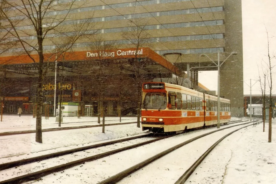 Postkarte: Den Haag Straßenbahnlinie 1 mit Gelenkwagen 3042 vor Den Haag Centraal (1988)