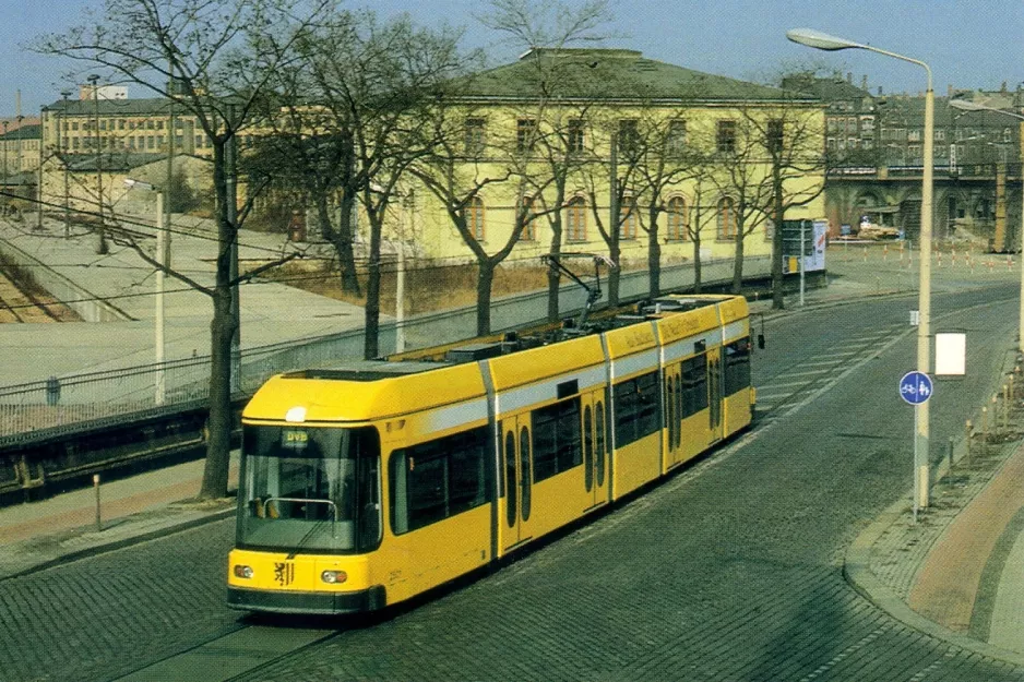 Postkarte: Dresden Niederflurgelenkwagen 2501 nahe bei Leipziger Bahnhof (1996)