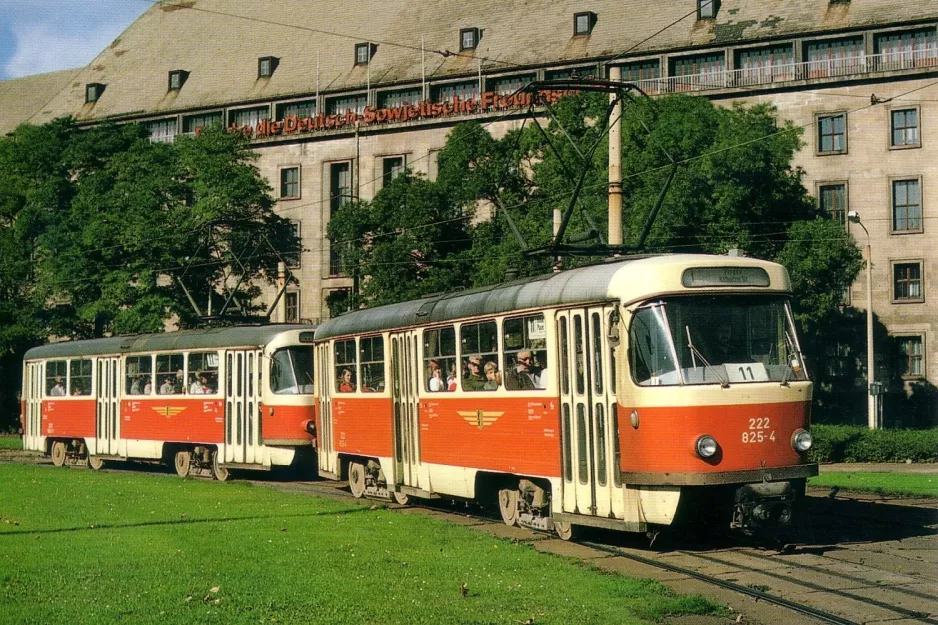 Postkarte: Dresden Straßenbahnlinie 11 mit Triebwagen 222 825-4 auf Dr.-Külz-Ring/Georgplatz (1981)