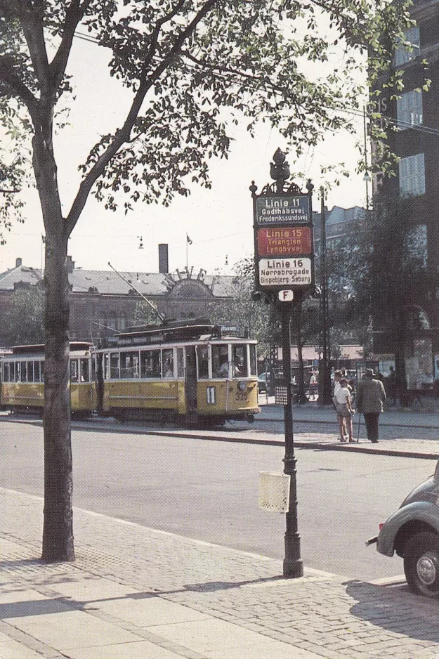 Postkarte: Kopenhagen Straßenbahnlinie 11 mit Triebwagen 325 am Axeltorv (1958)