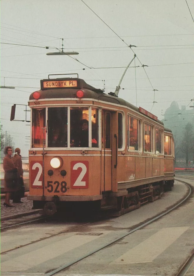 Postkarte: Kopenhagen Straßenbahnlinie 2 mit Triebwagen 528 in der Kreuzung Gyldenløvesgade/Farimagsgade (1969)