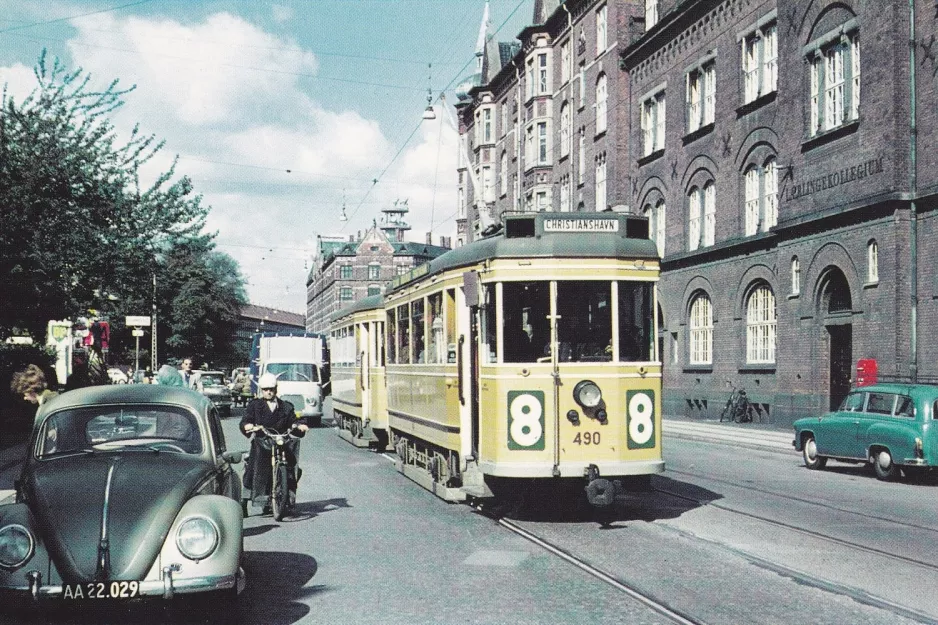 Postkarte: Kopenhagen Straßenbahnlinie 8 mit Triebwagen 490 vor Lærlingekollegium Rantzausgade (1962-1964)