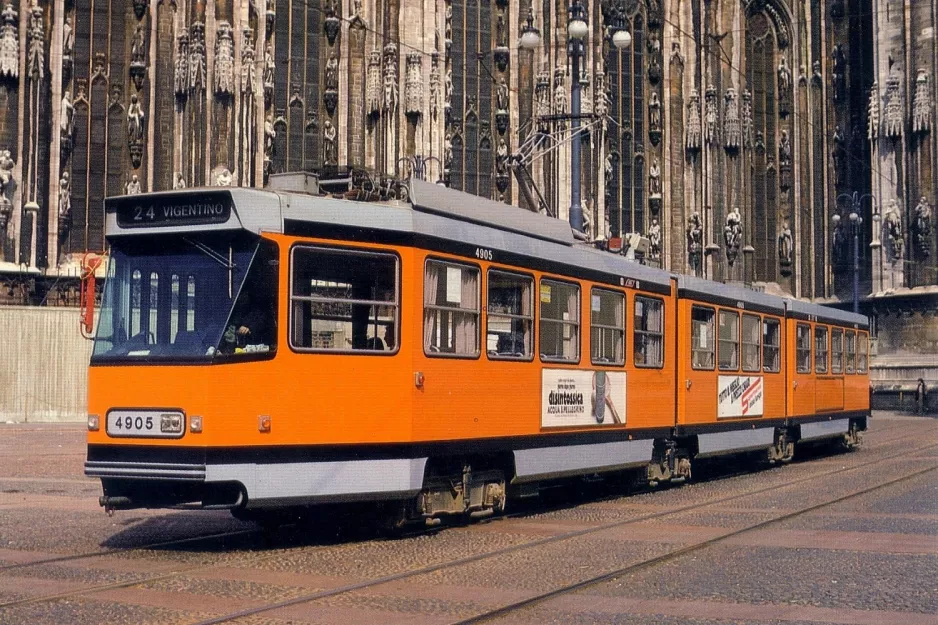 Postkarte: Mailand Straßenbahnlinie 24 mit Gelenkwagen 4905 vor Duomo (Via Cantù) (1978)