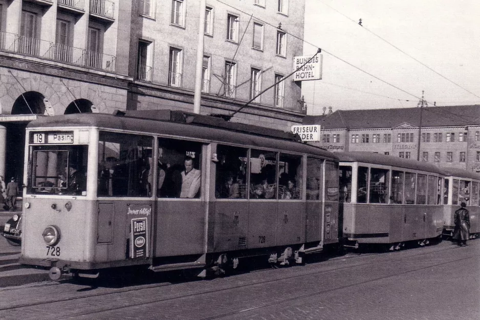 Postkarte: München Straßenbahnlinie 19 mit Triebwagen 728 am Hauptbahnhof (Süd) (1953)
