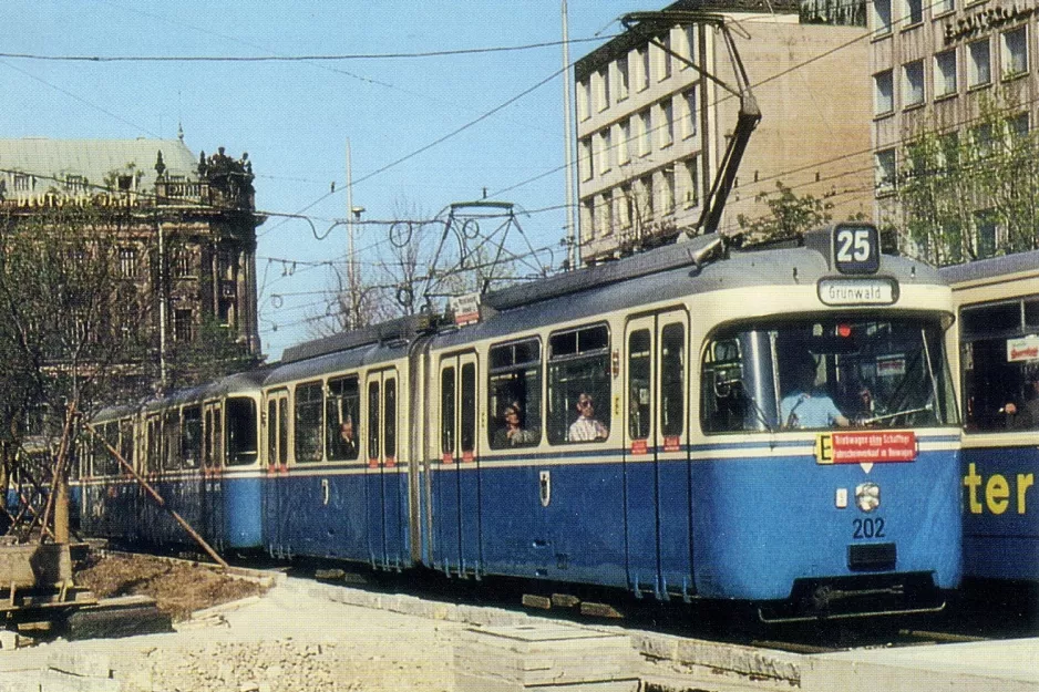 Postkarte: München Straßenbahnlinie 25 mit Gelenkwagen 202 nahe bei Stachhus (1968)
