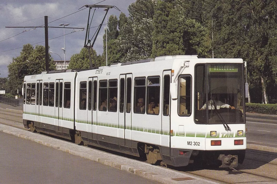 Postkarte: Nantes Straßenbahnlinie 1 mit Niederflurgelenkwagen 302 auf Boulevard René Coty (1986)