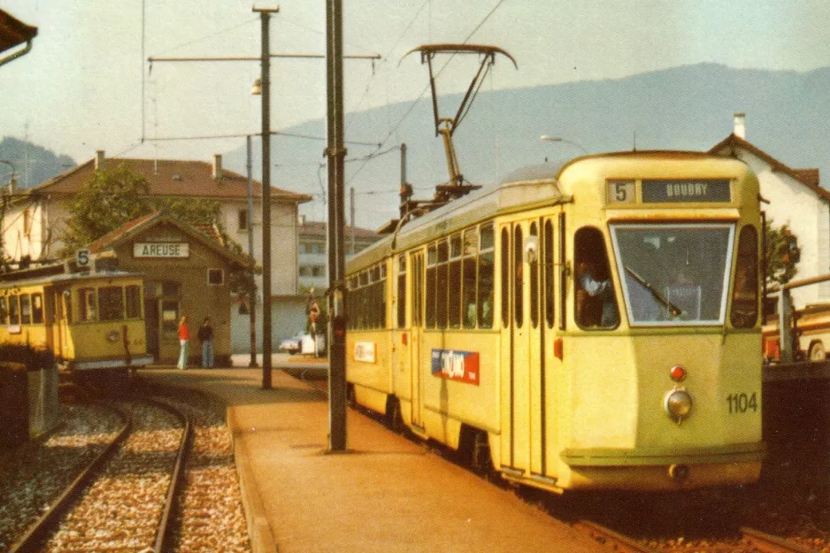 Postkarte: Neuchâtel Regionallinie 215 mit Triebwagen 44 am Areuse (1974)