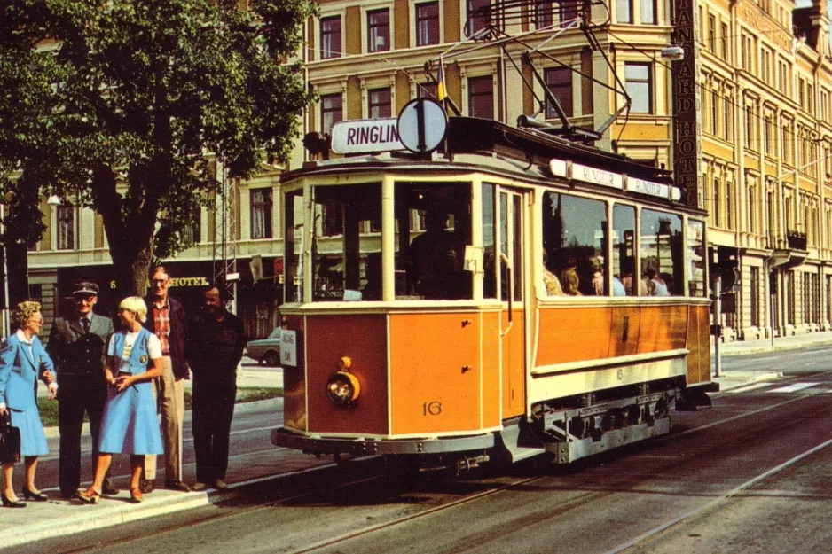 Postkarte: Norrköping Museumslinie 1 mit Triebwagen 16 nahe bei Rådhuset Drottninggatan/Hamngatan (1988)