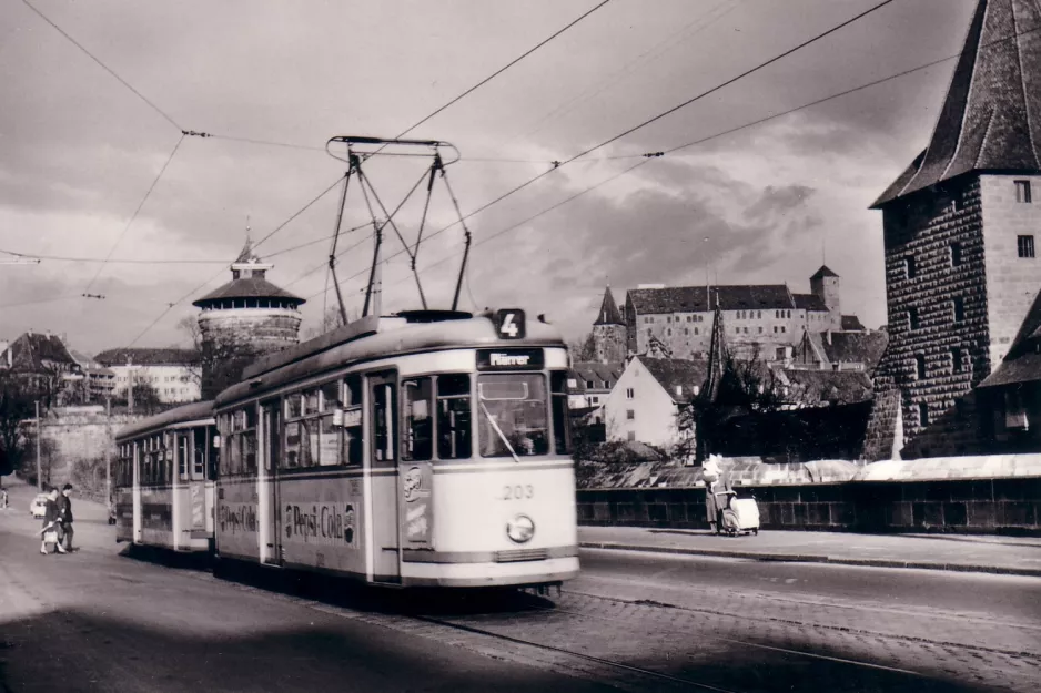 Postkarte: Nürnberg Straßenbahnlinie 4 mit Triebwagen 203 auf Hallertorbrücke (1960)