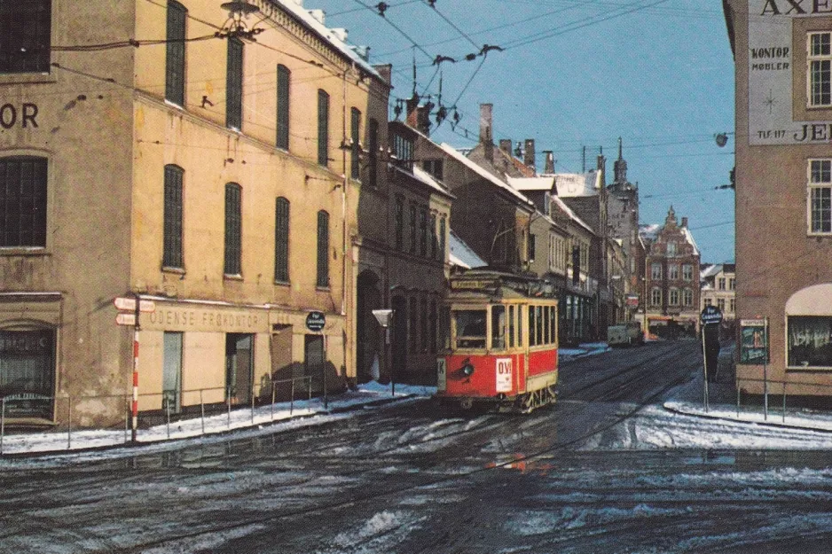 Postkarte: Odense Hovedlinie mit Triebwagen 17 in der Kreuzung Søndergade/Filosofgangen (1952)