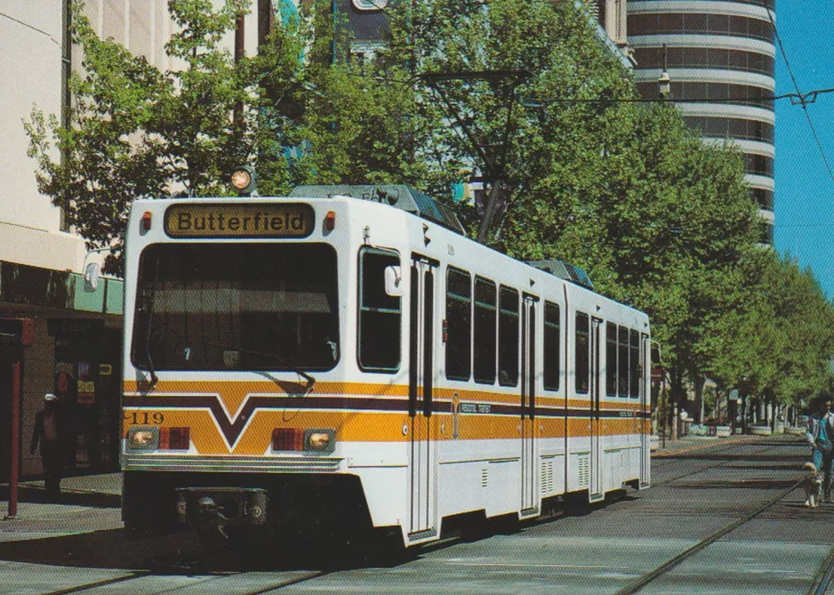 Postkarte: Sacramento Straßenbahnlinie Gelb mit Gelenkwagen 119 auf O Street (1987)