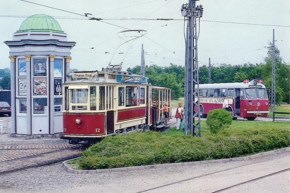 Postkarte: Skjoldenæsholm Normalspur mit Triebwagen 12 auf dem Eingangsplatz Das Straßenbahnmuseum (1998)