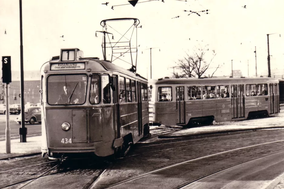 Postkarte: Stockholm Straßenbahnlinie 1 mit Triebwagen 434 auf Tegelbacken (1959-1961)