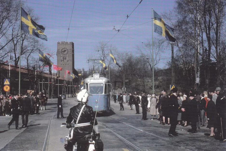 Postkarte: Stockholm Straßenbahnlinie 10 mit Triebwagen 449 auf Lindingövägen (1966)