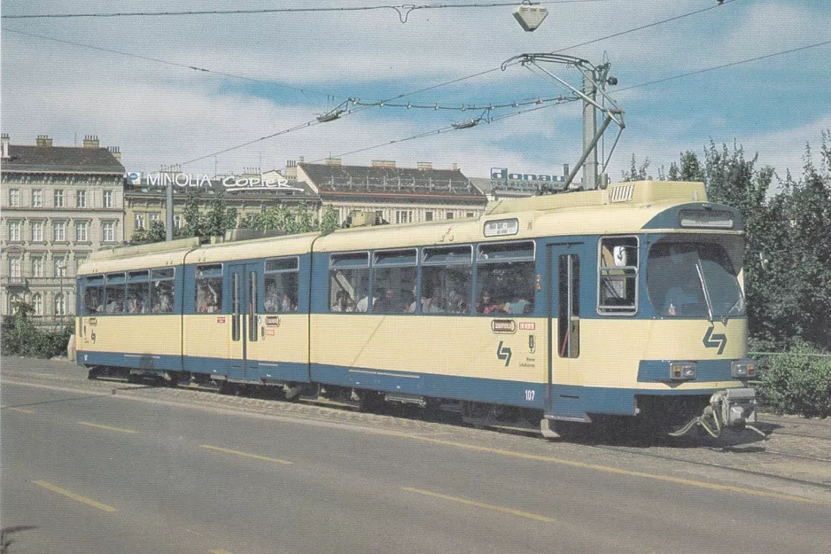 Postkarte: Wien Regionallinie 515 - Badner Bahn mit Gelenkwagen 107 "Heri" auf Karlsplatz (1984)
