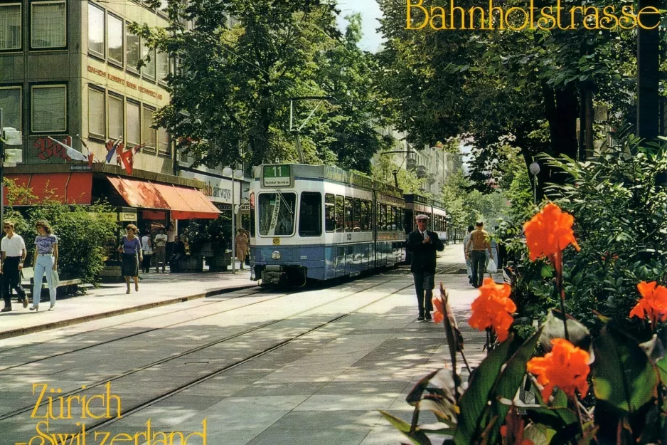 Postkarte: Zürich Straßenbahnlinie 11 mit Gelenkwagen 2033 auf Bahnhofstr. / HB (1990)