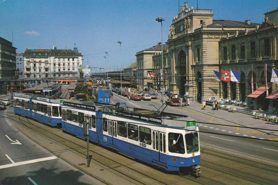 Postkarte: Zürich Straßenbahnlinie 11 mit Gelenkwagen 2043 auf Bahnhofplatz (2000)