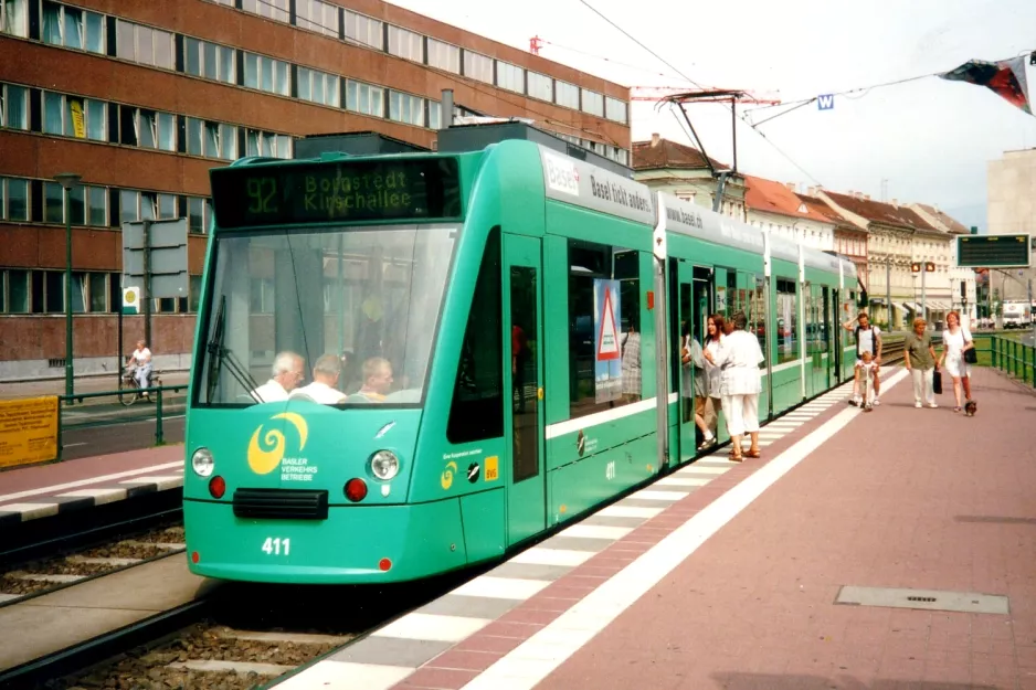 Potsdam Straßenbahnlinie 92 mit Niederflurgelenkwagen 411 "Basel" am Alter Markt/Landtag (2001)