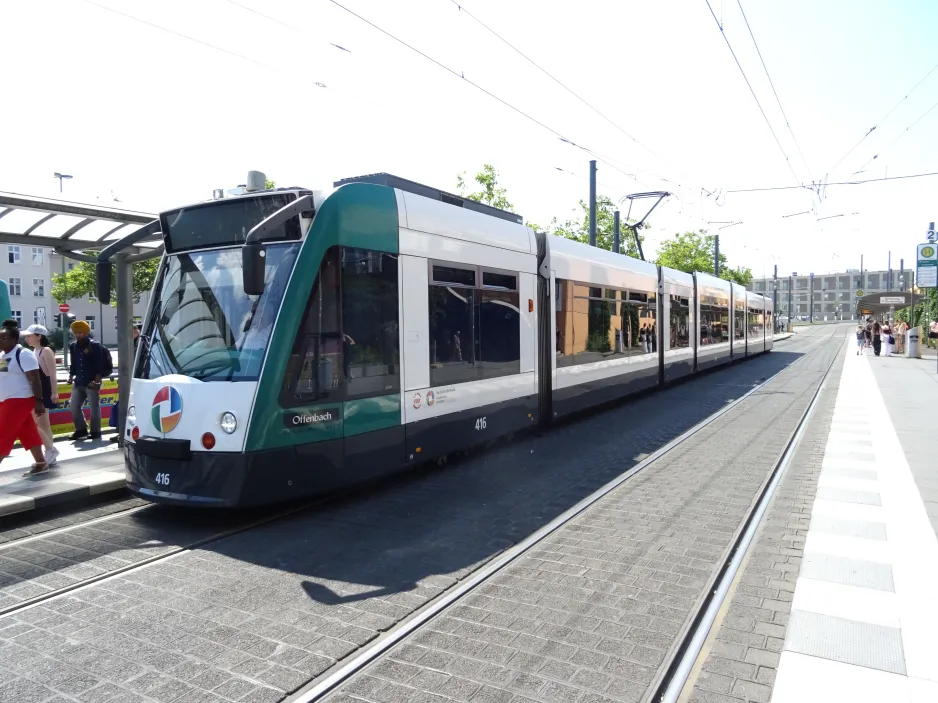 Potsdam Straßenbahnlinie 96 mit Niederflurgelenkwagen 416 "Offenbach" am S Hauptbahnhof (2024)