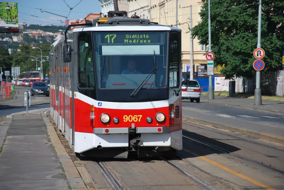 Prag Straßenbahnlinie 17 mit Gelenkwagen 9067 am Právnická fakulta (2015)