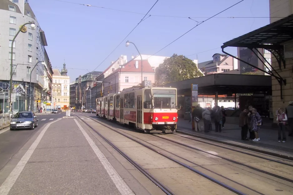 Prag Straßenbahnlinie 24 mit Gelenkwagen 9029 am Masarykovo nádraží von hinten gesehen (2005)