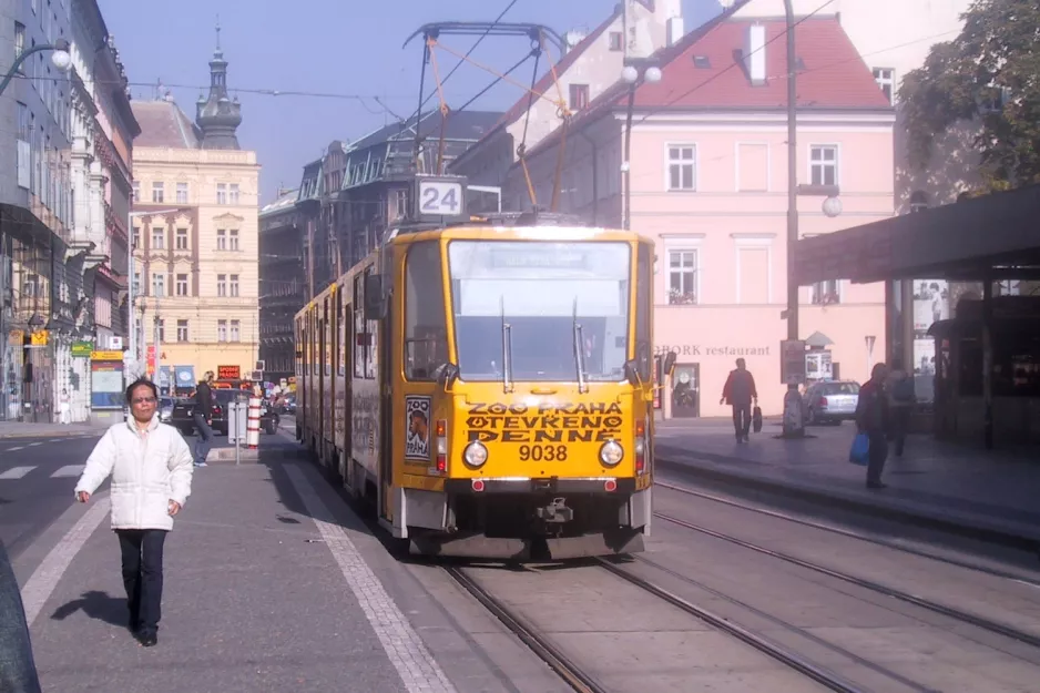 Prag Straßenbahnlinie 24 mit Gelenkwagen 9038 am Masarykovo nádraží (2005)