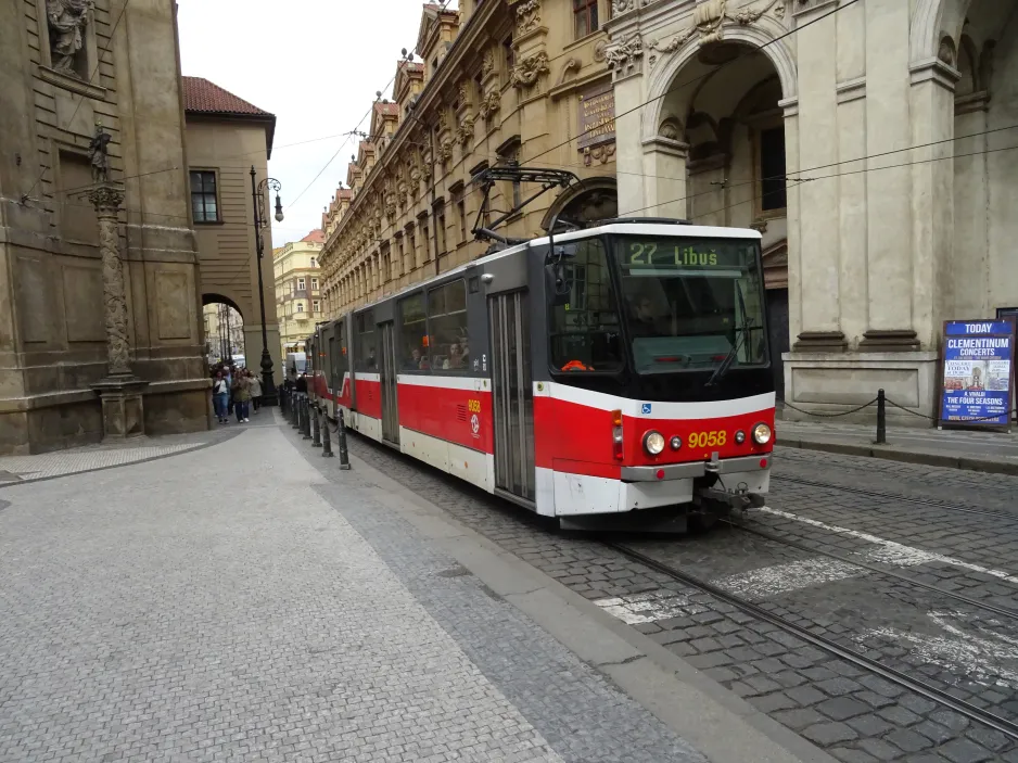 Prag Straßenbahnlinie 27 mit Gelenkwagen 9058 auf Křižovnická (2024)