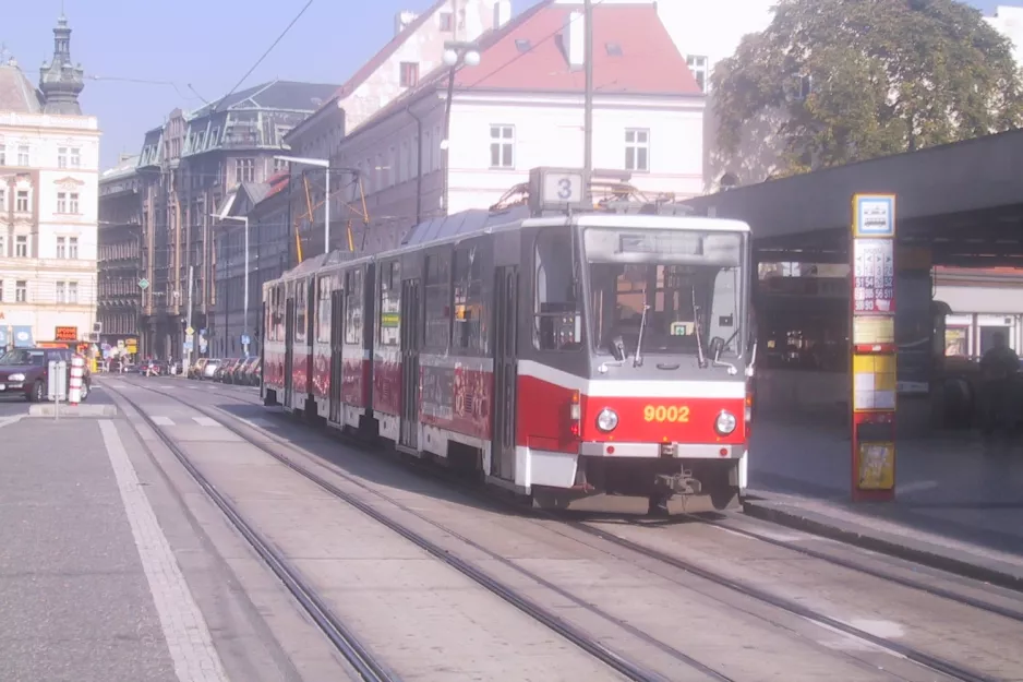 Prag Straßenbahnlinie 3 mit Gelenkwagen 9002 am Masarykovo nádraží (2005)