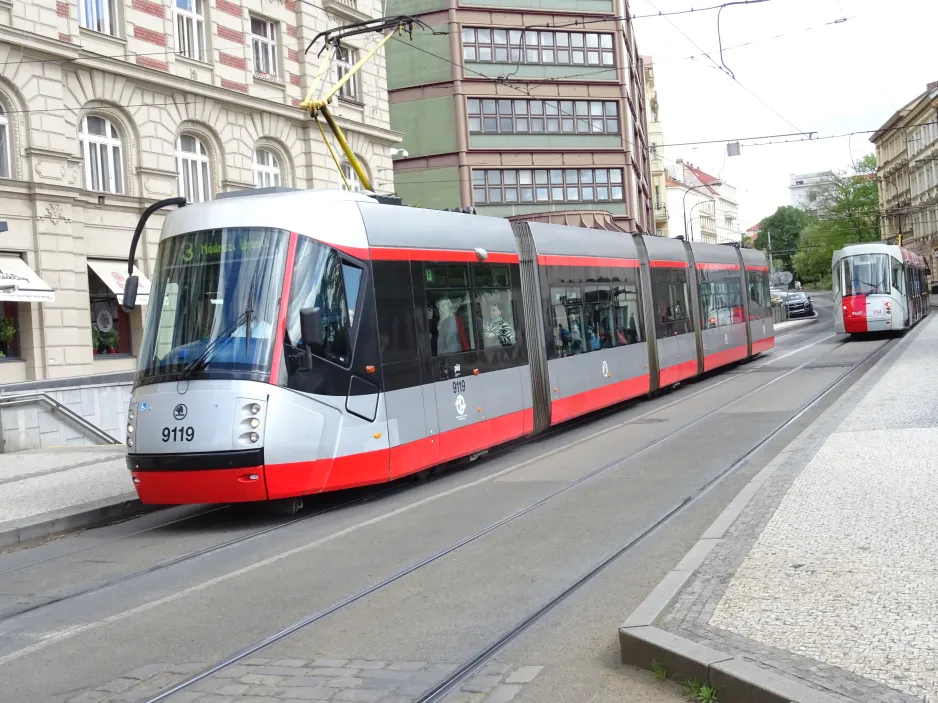 Prag Straßenbahnlinie 3 mit Niederflurgelenkwagen 9119 am Palackého náměstí (2024)